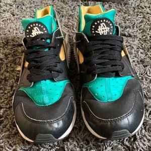Nike Huarache Emerald/Gold colorway
